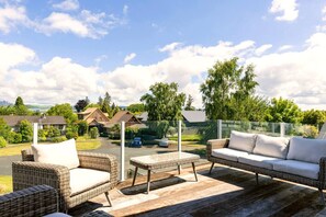 Terrace/patio - Relax at Rainbow Point - wonderful open plan holiday home (Taupō)