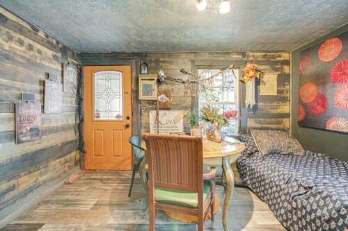 7 Mi to Cuyahoga Valley NP: Walkable Apt!