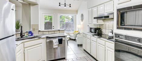 Kjøleskap, mikrobølgeovn, kokeplater og oppvaskmaskin