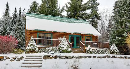 Game Room, Deck! Cozy Ski Cabin Near Sugarloaf
