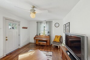 TV - Southern charm home w/enclosed yard, fire pit, wifi, piano & downtown Savannah (Savannah)