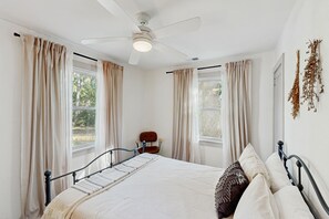 Internet, bed sheets - Southern charm home w/enclosed yard, fire pit, wifi, piano & downtown Savannah (Savannah)