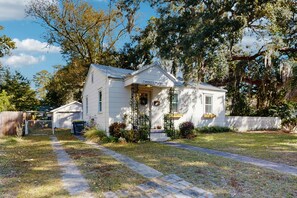 Exterior - Southern charm home w/enclosed yard, fire pit, wifi, piano & downtown Savannah (Savannah)