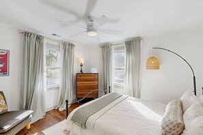 Internet, bed sheets - Southern charm home w/enclosed yard, fire pit, wifi, piano & downtown Savannah (Savannah)