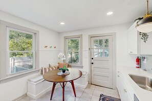 Fridge, microwave, oven, stovetop - Southern charm home w/enclosed yard, fire pit, wifi, piano & downtown Savannah (Savannah)
