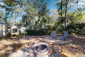 Property grounds - Southern charm home w/enclosed yard, fire pit, wifi, piano & downtown Savannah (Savannah)