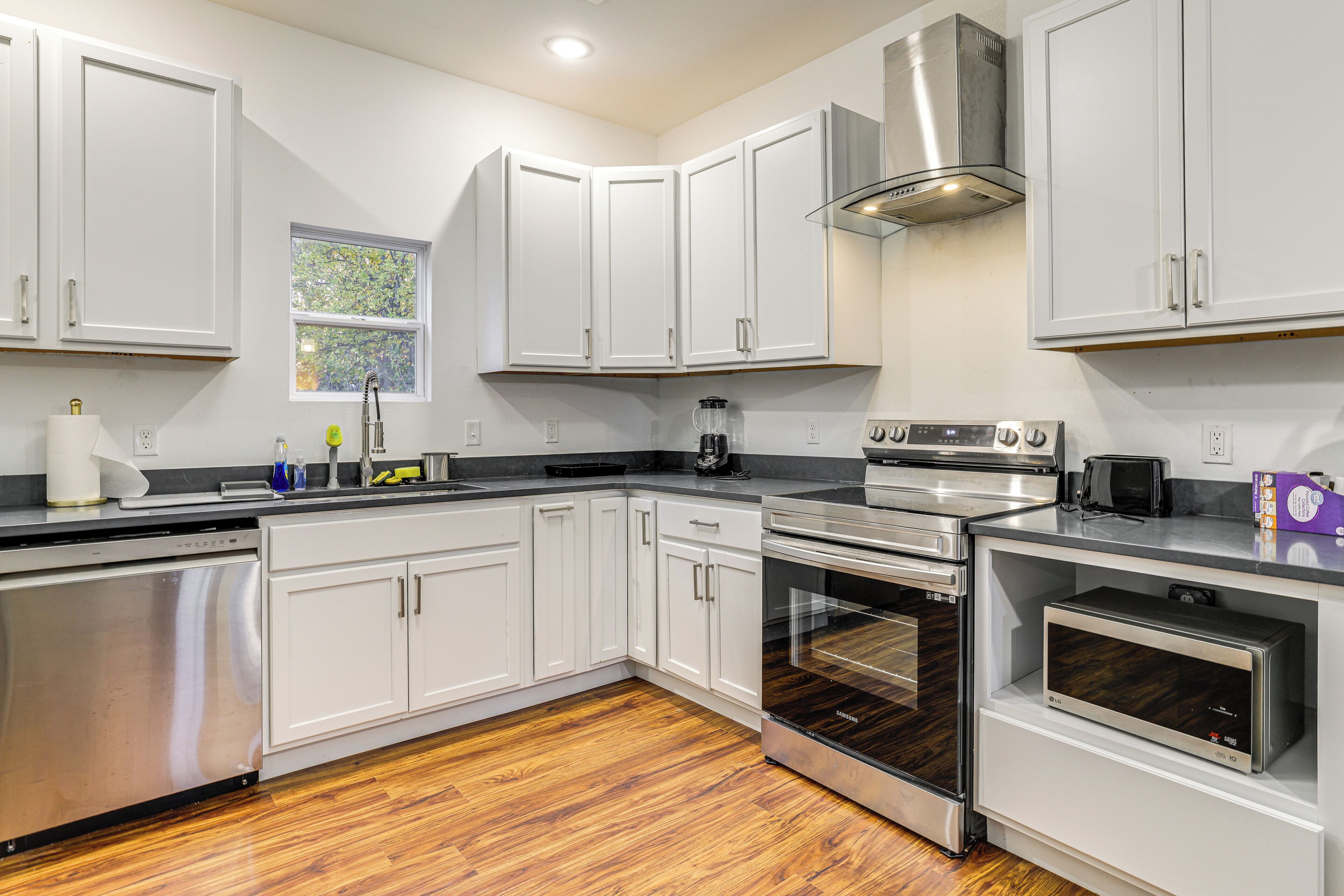 Fridge, microwave, stovetop, dishwasher