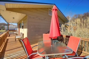 Outdoor dining - < 1/2 Mi to Damascus Town Park: Cozy Cabin w/ Deck (Damascus)