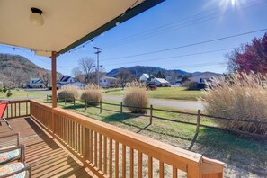 Property grounds - < 1/2 Mi to Damascus Town Park: Cozy Cabin w/ Deck (Damascus)