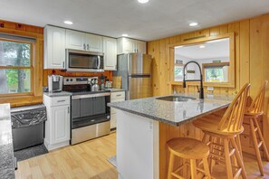 Fridge, microwave, stovetop, dishwasher - Ludlow Ski Cabin 2 Mi to Ski Parking (Ludlow)