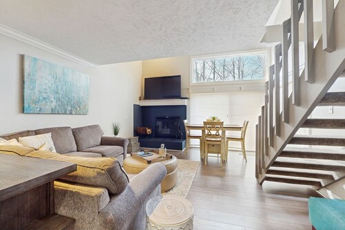 Beautiful 2B/2B Harbor Springs Condo Just 6 Mi to Lake Michigan!