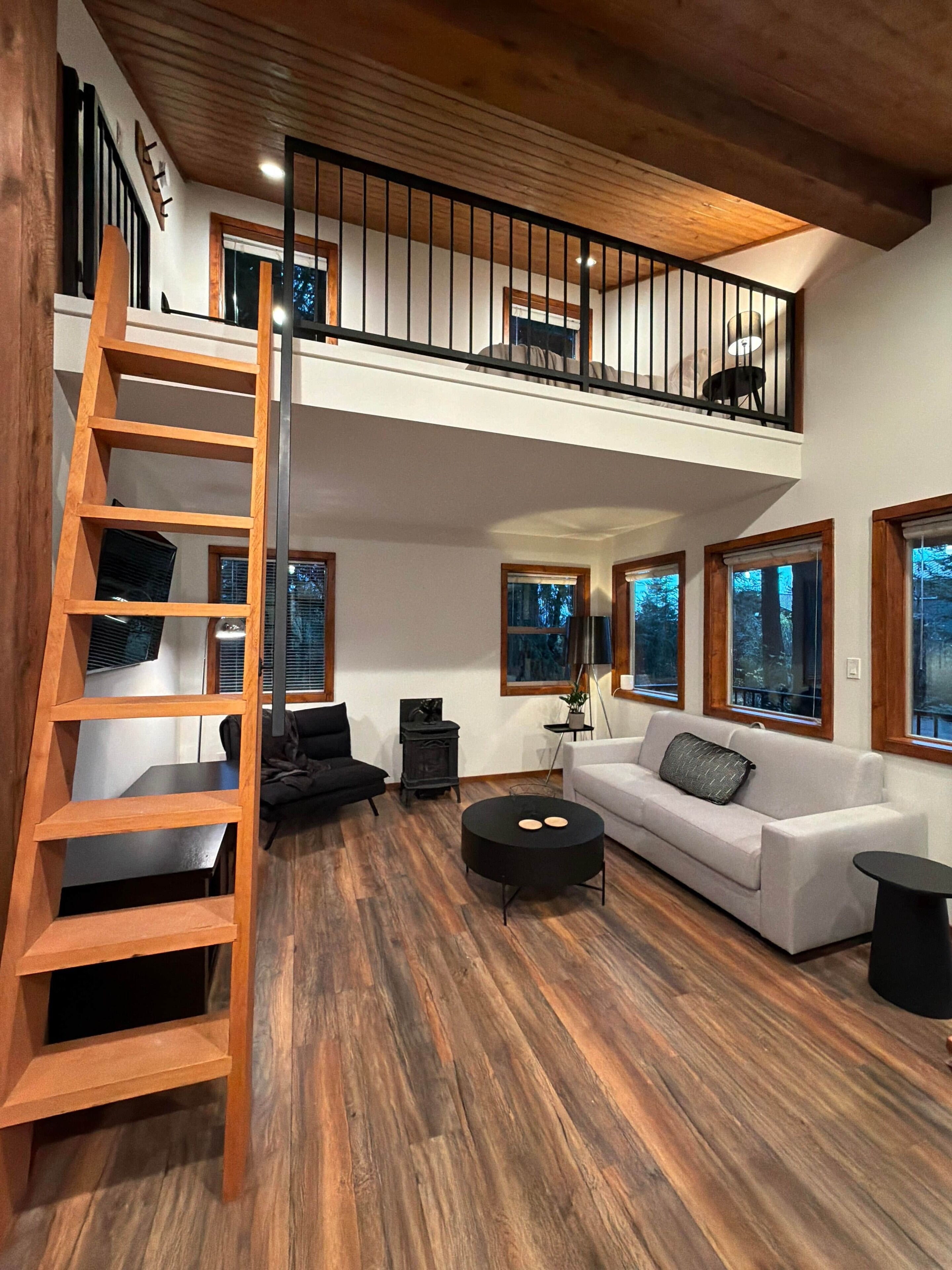 Een open haard en een stereo