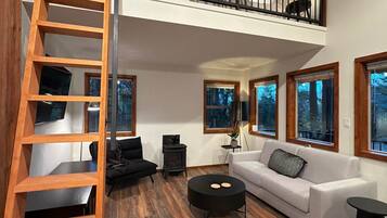 Een open haard en een stereo