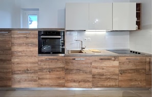 Jääkaappi, uuni, liesi, astianpesukone