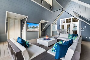 TV, video games, ping pong - Large Luxury Home w/ stunning views, private pool & resort pool, beach, & more (Port Aransas)