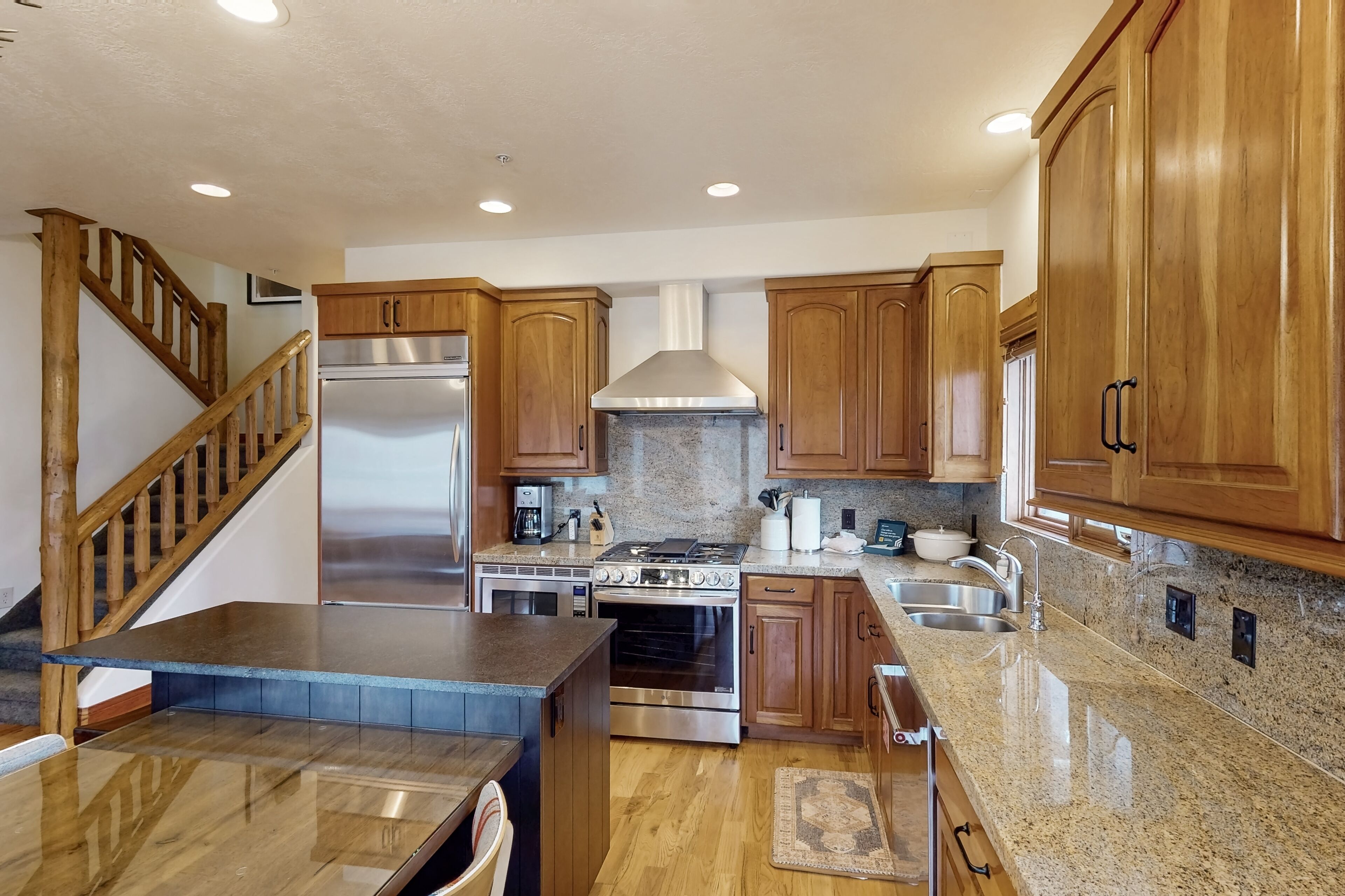 ثلاجة، ميكروويف، فرن، موقد طهي مسطح