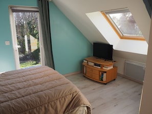 3 habitaciones, tabla de planchar con plancha y cuna de viaje 