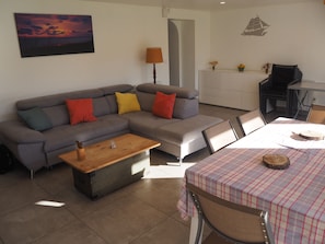 Smart TV, chimenea y libros