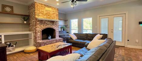 TV connectée, cheminée, livres, chaîne hi-fi