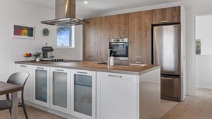 Private kitchen - Endless Summer Retreat - Mt Maunganui (Mount Maunganui)