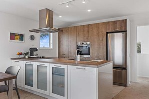 Fridge, microwave, oven, stovetop - Endless Summer Retreat - Mt Maunganui (Mount Maunganui)