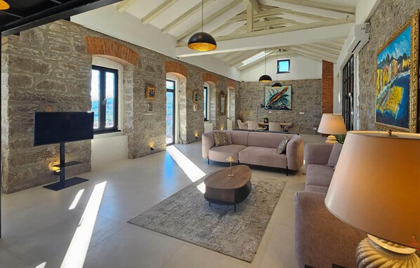 Smart TV - Nice home in Poljane with sauna (Poljane)