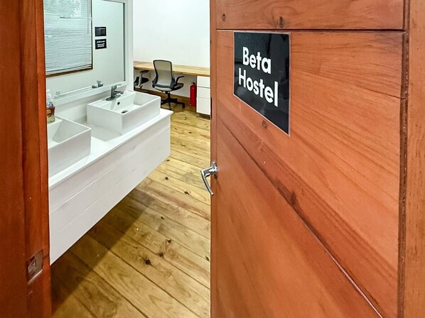 المنشأة من الداخل