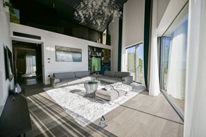Una televisión, una chimenea, videojuegos, una mesa de tenis de mesa
