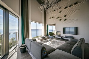 Fernseher, Kamin, Videospiele, Tischtennisplatte