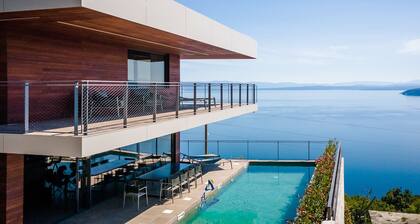 Villa de luxe avec spa et piscine chauffée, pouvant accueillir 10 personnes + 4 adultes.