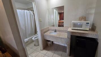 Bañera, toallas, jabón, shampoo