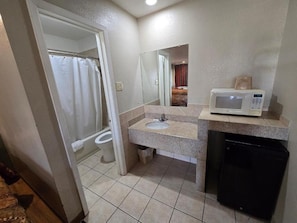 Tina, toallas, jabón, shampoo