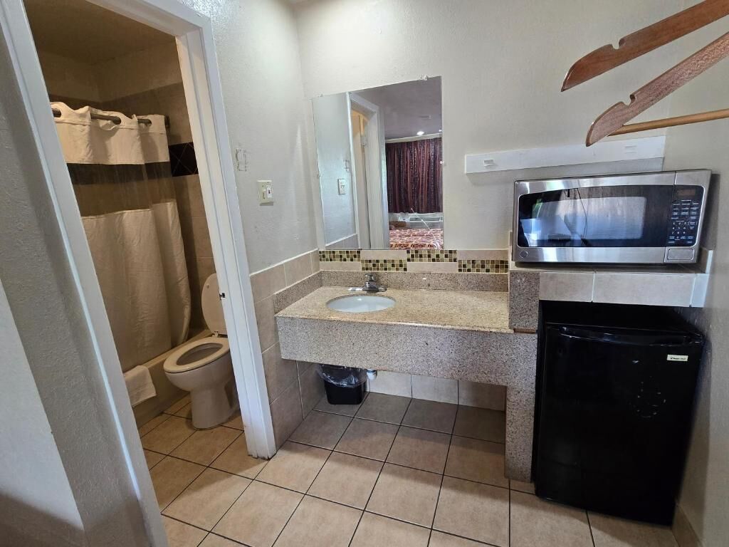 Single Room | Bathroom | Bathtub, towels, soap, shampoo