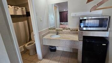 Bañera, toallas, jabón, shampoo