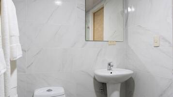 Chuveiro, produtos de toalete grátis, secador de cabelo