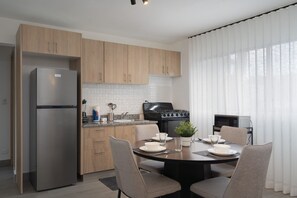 Apartamento familiar | Cocina privada | Frigorífico grande, microondas, placa de cocina y utensilios de cocina