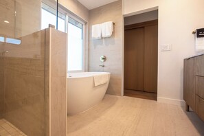 Dusche, Haartrockner, Handtücher, Toilettenpapier