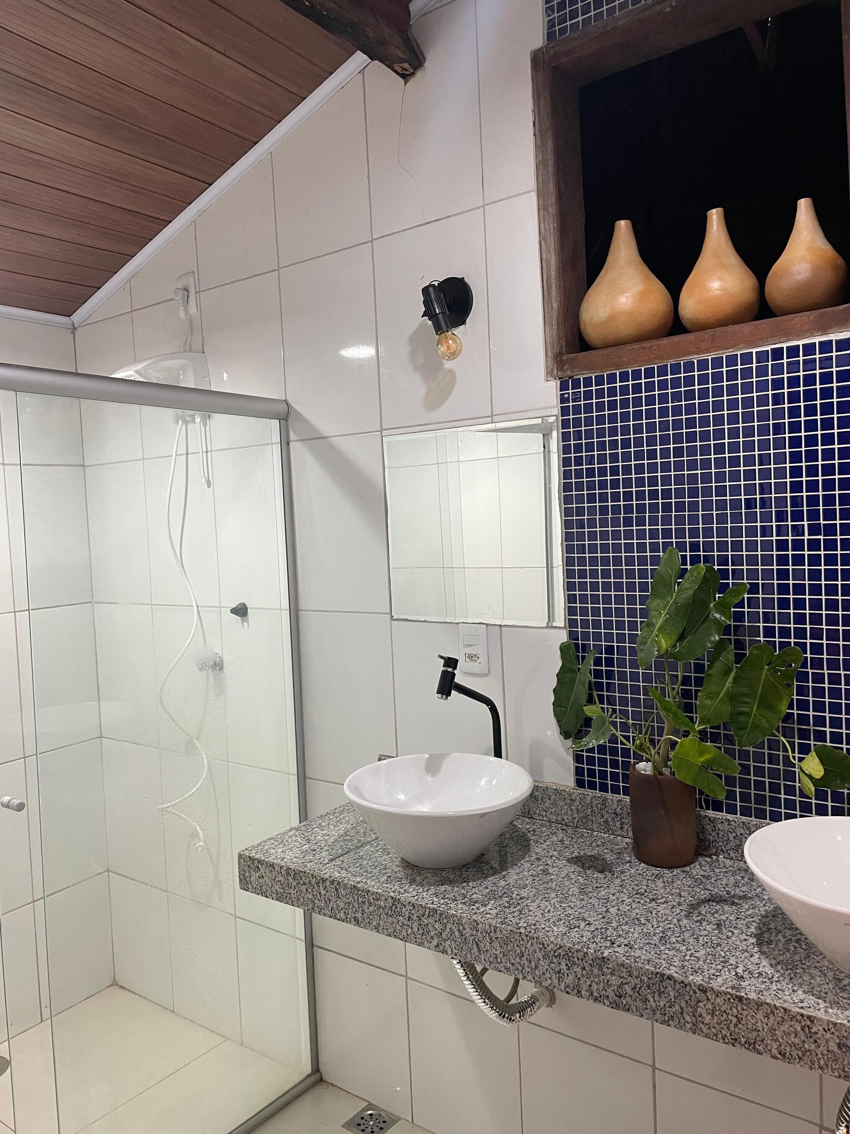 Suíte família, varanda, vista para o parque | Banheiro | Chuveiro, toalhas de banho, papel higiênico 