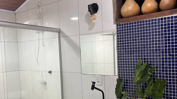 Suíte família, varanda, vista para o parque | Banheiro | Chuveiro, toalhas de banho, papel higiênico