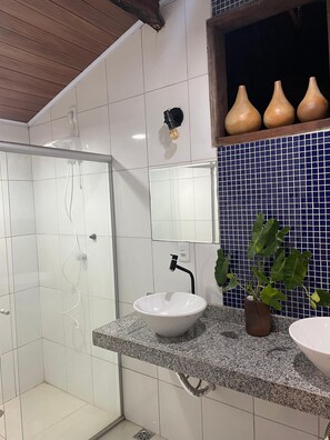 Suíte família, varanda, vista para o parque | Banheiro | Chuveiro, toalhas de banho, papel higiênico 