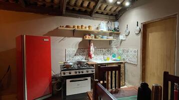 Lemari es besar, kompor, dan peralatan masak/sendok-piring