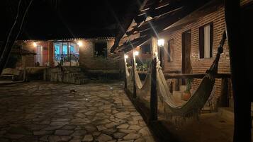 Suite Basic, patio, pemandangan taman | Teras/patio