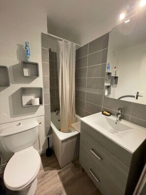 Bathroom - 114TB (Besse-et-Saint-Anastaise)