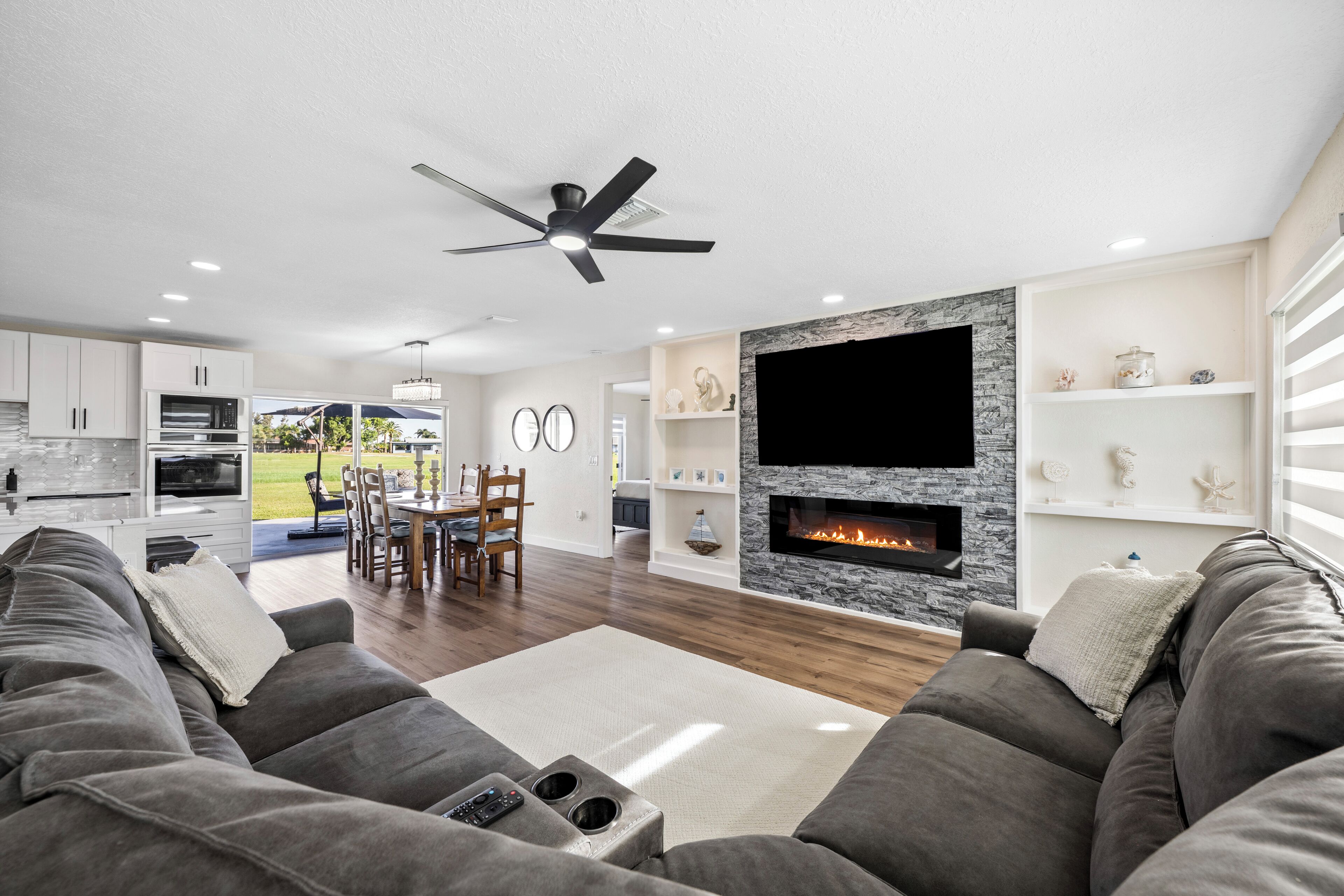 Een smart-tv en een open haard