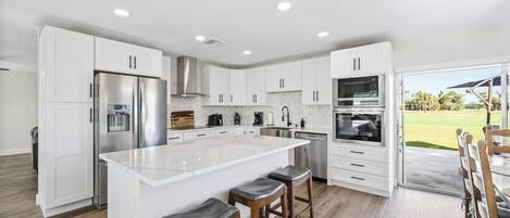 Refrigerador, microondas, horno, placa de cocina