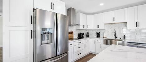 KĂŒhlschrank, Mikrowelle, Ofen, Herdplatte