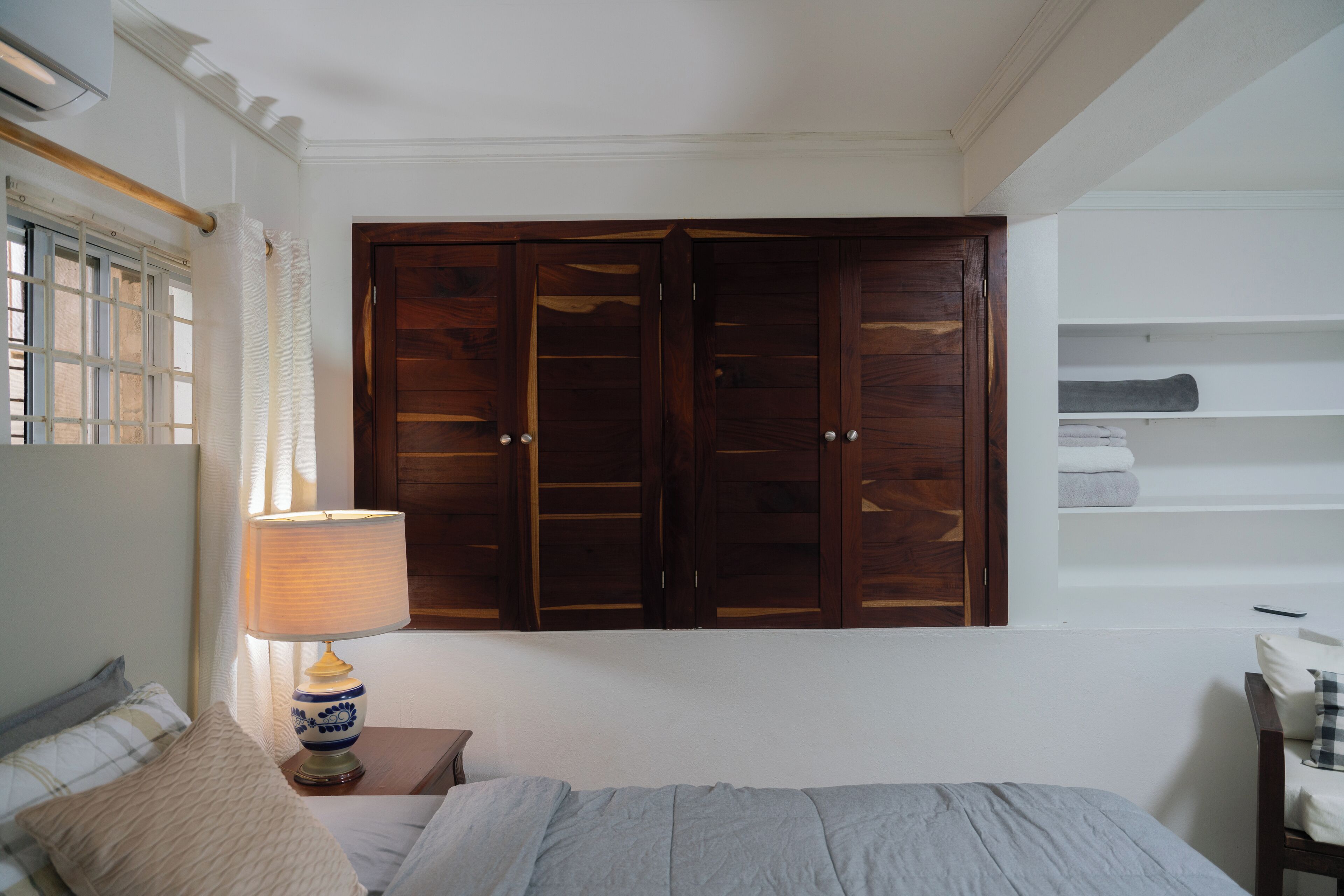 Caja fuerte, cortinas opacas, tabla de planchar con plancha