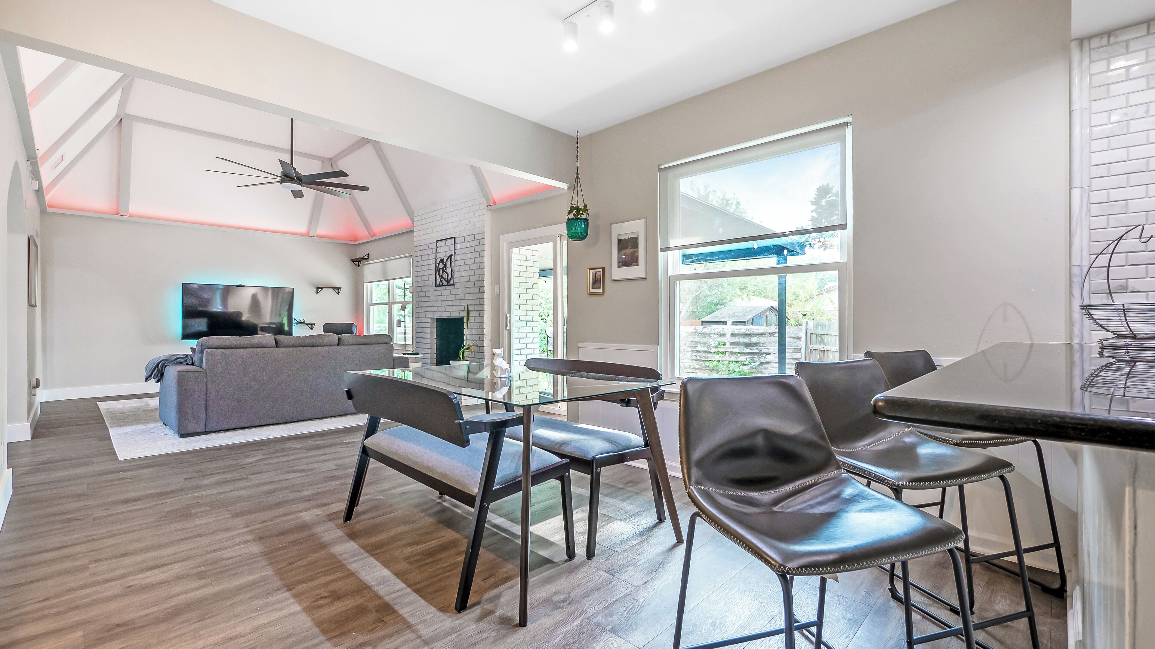 Un espace de vie moderne comprenant un canapé, un coin bar et un téléviseur.