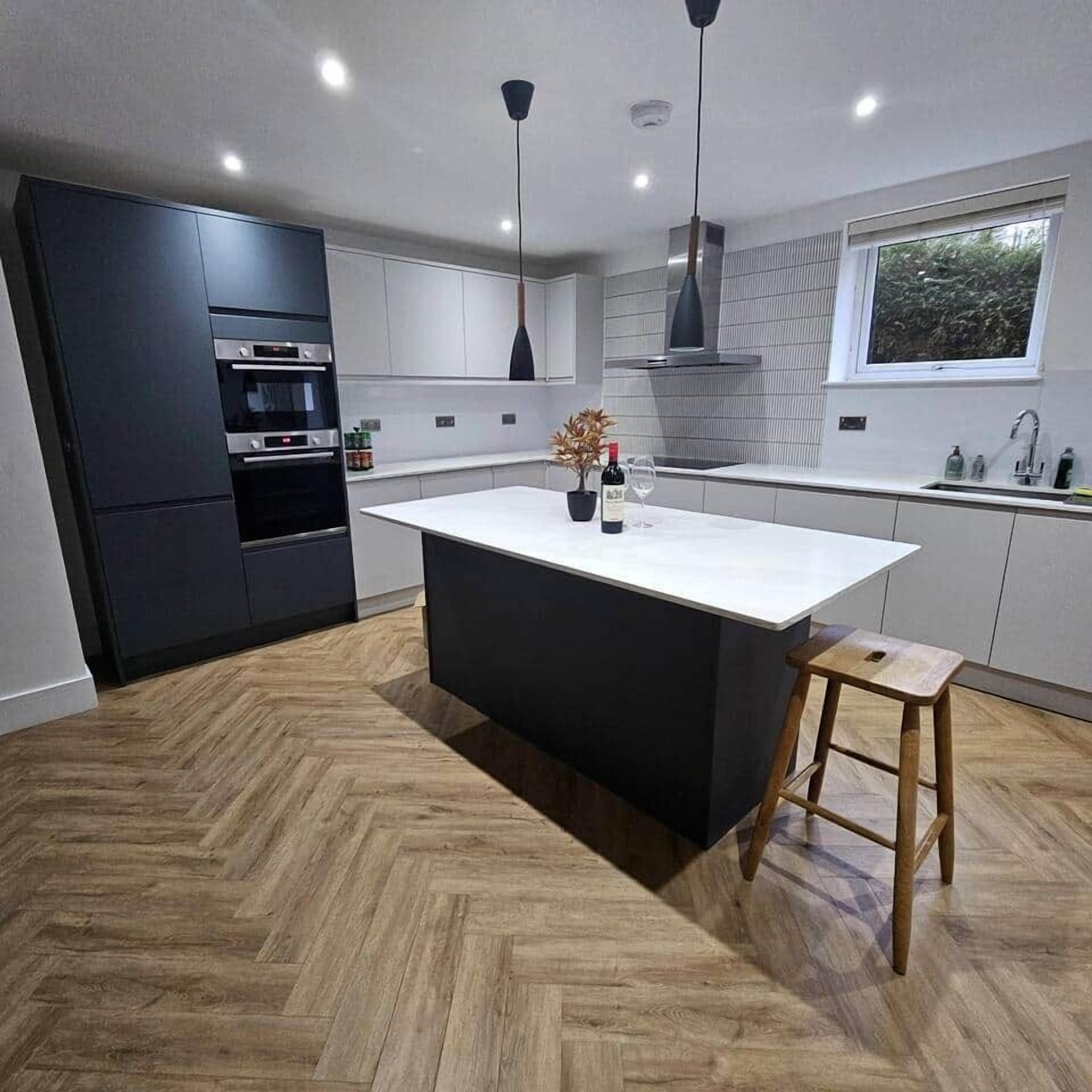 Jääkaappi, mikroaaltouuni, uuni, liesi