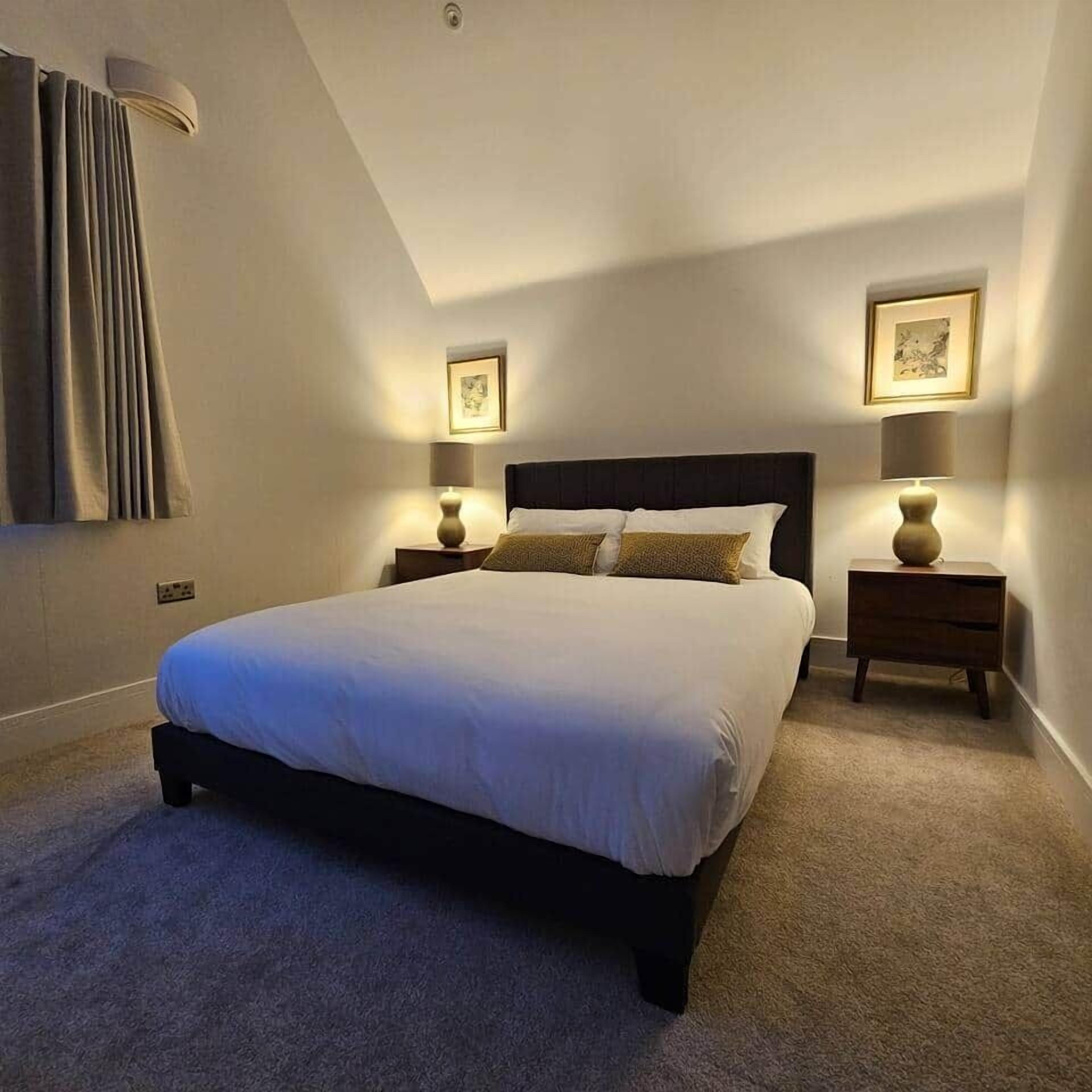 Työpöytä, silitysrauta/-lauta, ilmainen Wi-Fi, vuodevaatteet